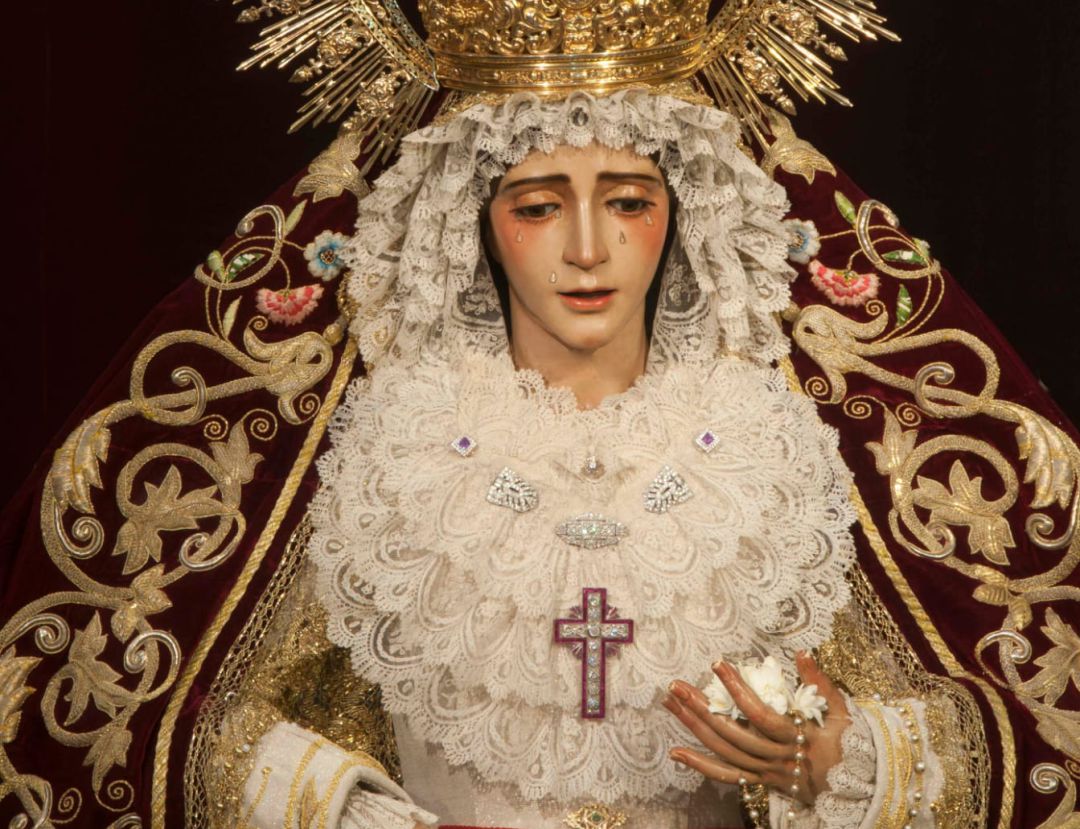 Una fotografía de perfil de la Virgen del Refugio obra de Manuel Ramírez Rubio, autor también de esta imagen, ilustra el sello conmemorativo del 75º aniversario del título Sevilla Mariana Una fotografía de perfil de la Virgen del Refugio obra de Manuel Ramírez Rubio, autor también de esta imagen, ilustra el sello conmemorativo del 75º aniversario del título Sevilla Mariana