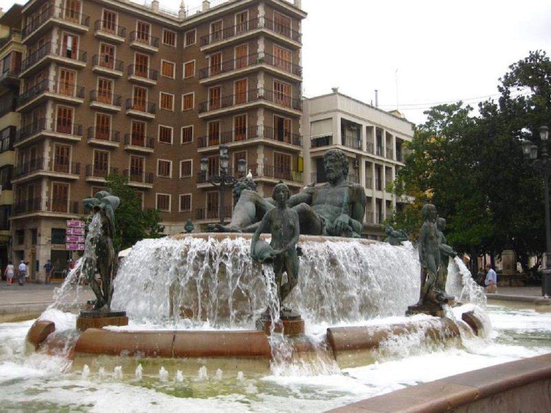 Fuente ornamental de la Plaza de la Virgen de València Fuente ornamental de la Plaza de la Virgen de València