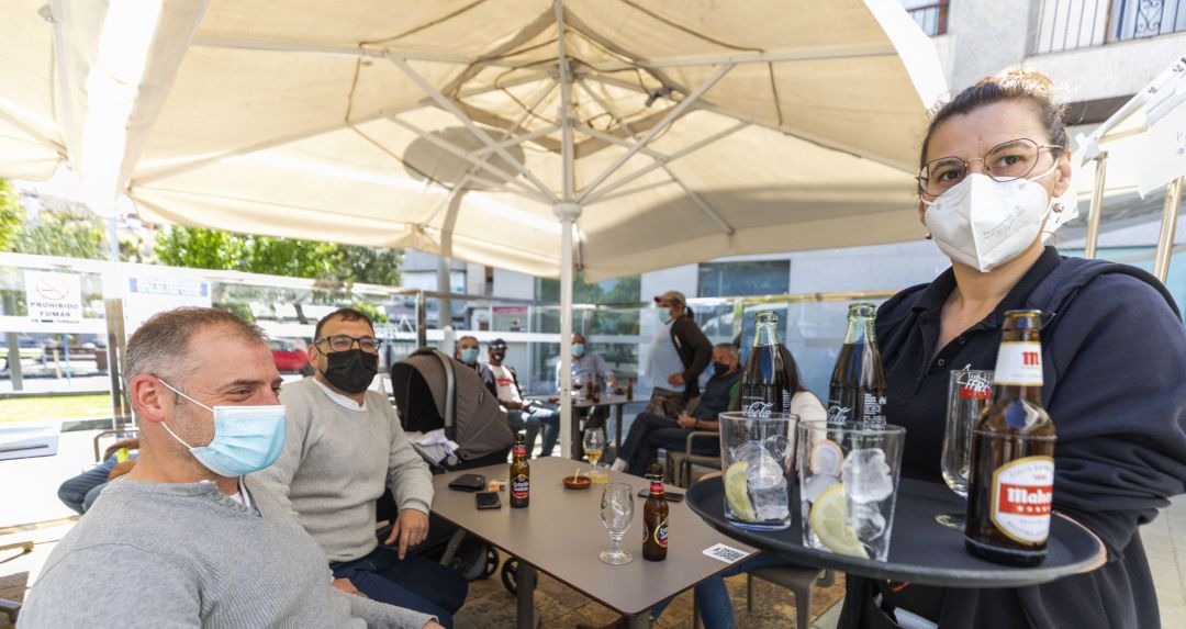 Una camarera sirve en una terraza. Una camarera sirve en una terraza.