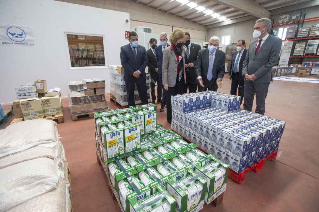 Un instante de la visita de la Reina Sofía al Banco de Alimentos de Ávila.
Un instante de la visita de la Reina Sofía al Banco de Alimentos de Ávila.