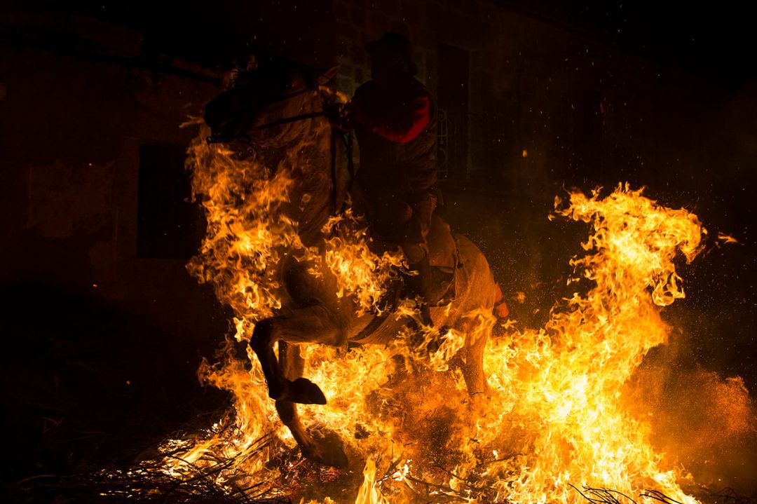 Un jinete cruza una de las hogueras en Las Luminarias de 2019 Un jinete cruza una de las hogueras en Las Luminarias de 2019