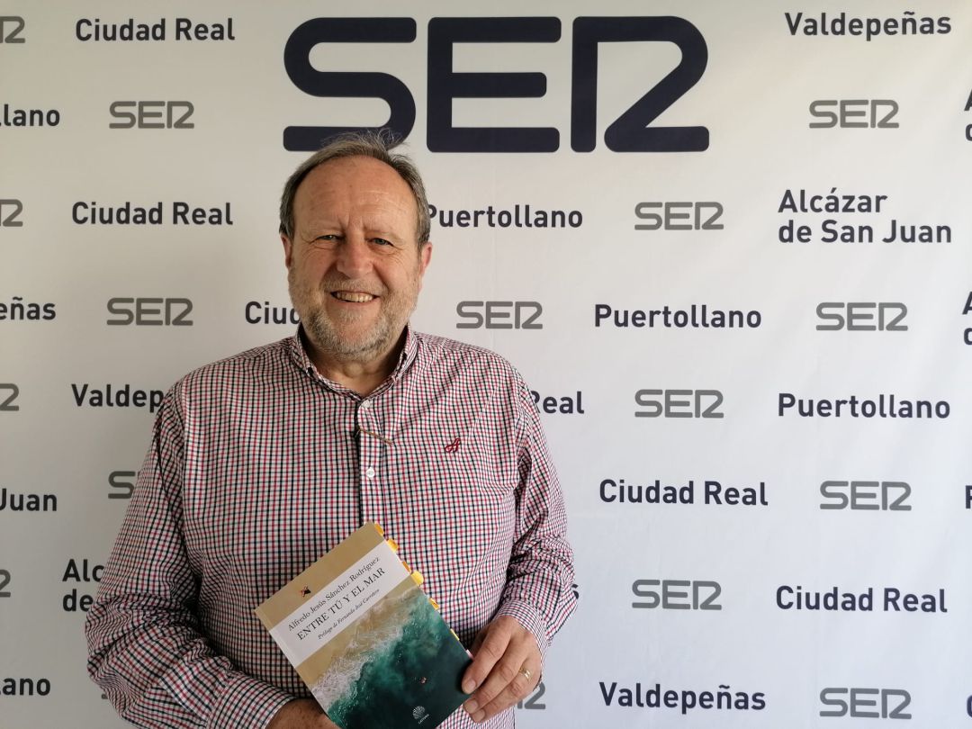 Alfredo Sánchez visita los estudios de SER Ciudad Real para presentar su última obra Alfredo Sánchez visita los estudios de SER Ciudad Real para presentar su última obra