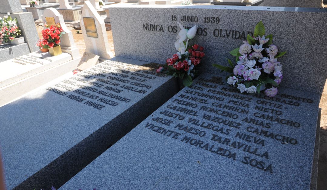 El cementerio de Manzanares cuenta con varias fosas comunes, en las que habría enterradas hasta 288 represaliados El cementerio de Manzanares cuenta con varias fosas comunes, en las que habría enterradas hasta 288 represaliados