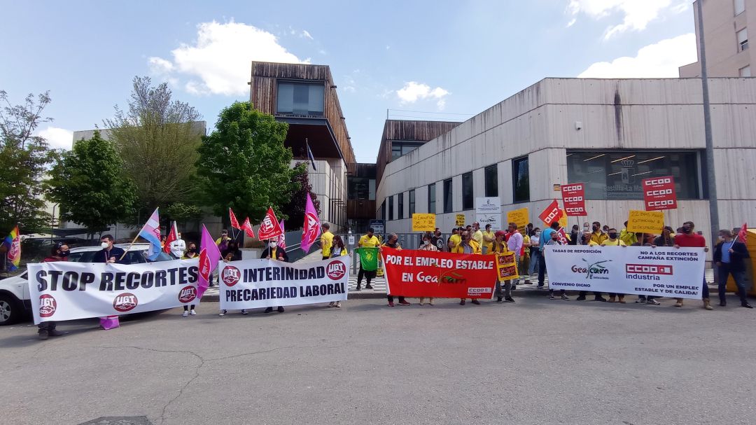 Los sindicatos se han concentrado ante la sede de GEACAM Los sindicatos se han concentrado ante la sede de GEACAM