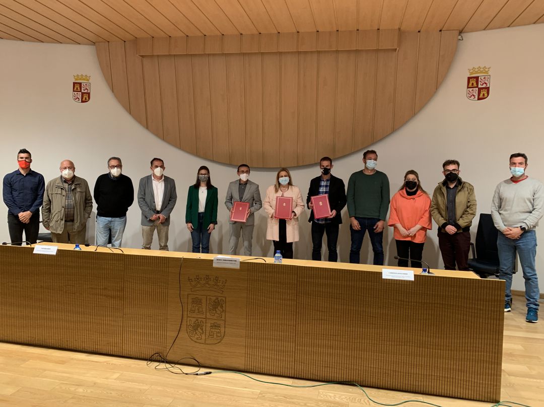 Firma del convenio para el Centro Nacional de Tecnificación de Triatlón. Firma del convenio para el Centro Nacional de Tecnificación de Triatlón.
