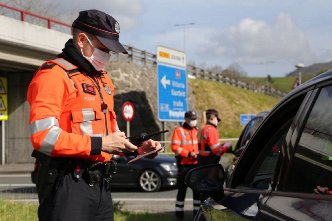 La Ertzaintza, en un control de movilidad La Ertzaintza, en un control de movilidad