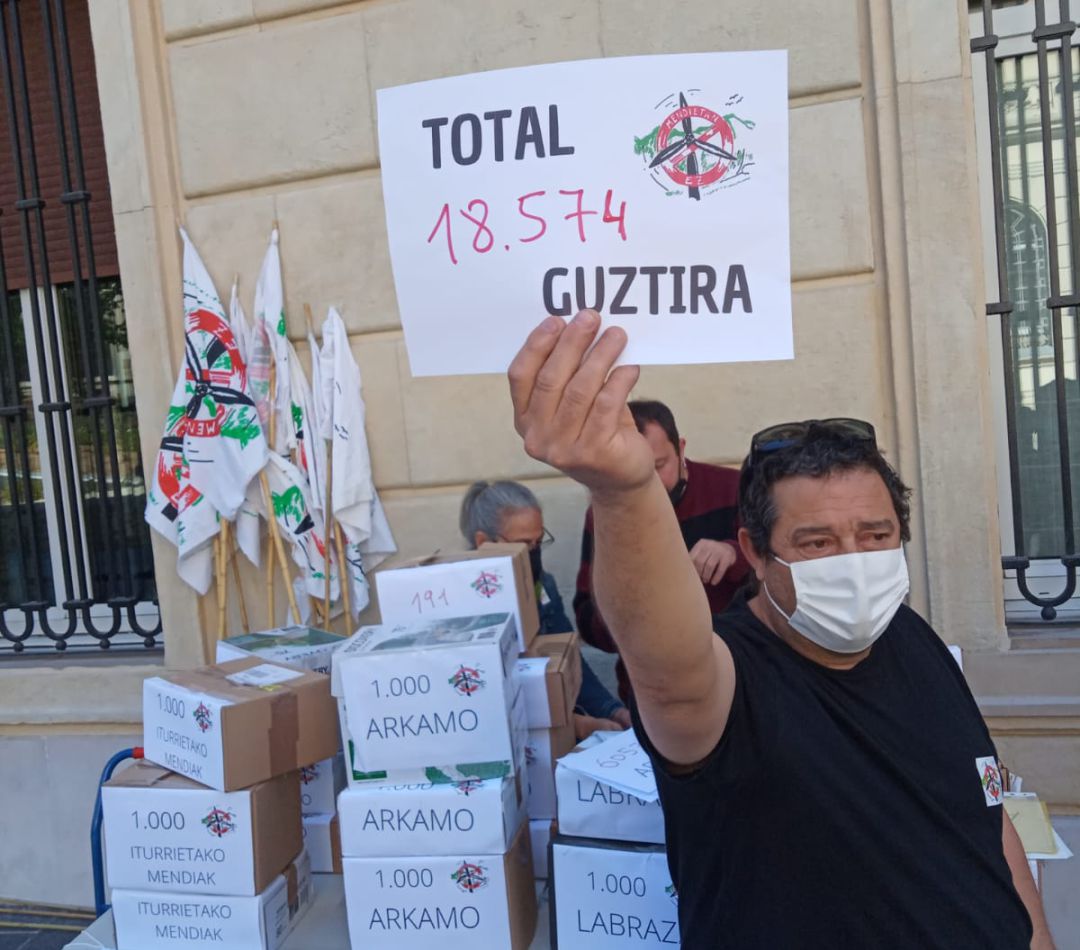 Arabako Mendiak Aske ha entregado las alegaciones en la subdelegación del Gobierno en Vitoria Arabako Mendiak Aske ha entregado las alegaciones en la subdelegación del Gobierno en Vitoria