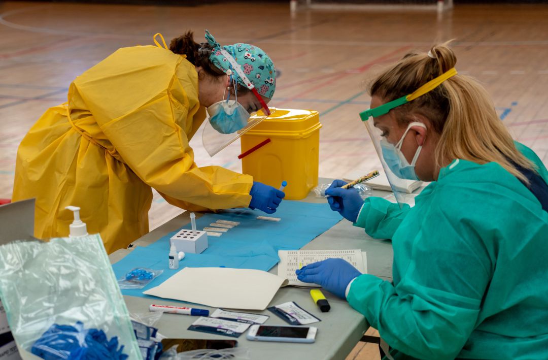Sanitarios trabajando durante las pruebas de cribado de covid-19 con test de antígenos en el pabellón deportivo de 'El Paraguas' (archivo). Sanitarios trabajando durante las pruebas de cribado de covid-19 con test de antígenos en el pabellón deportivo de 'El Paraguas' (archivo).