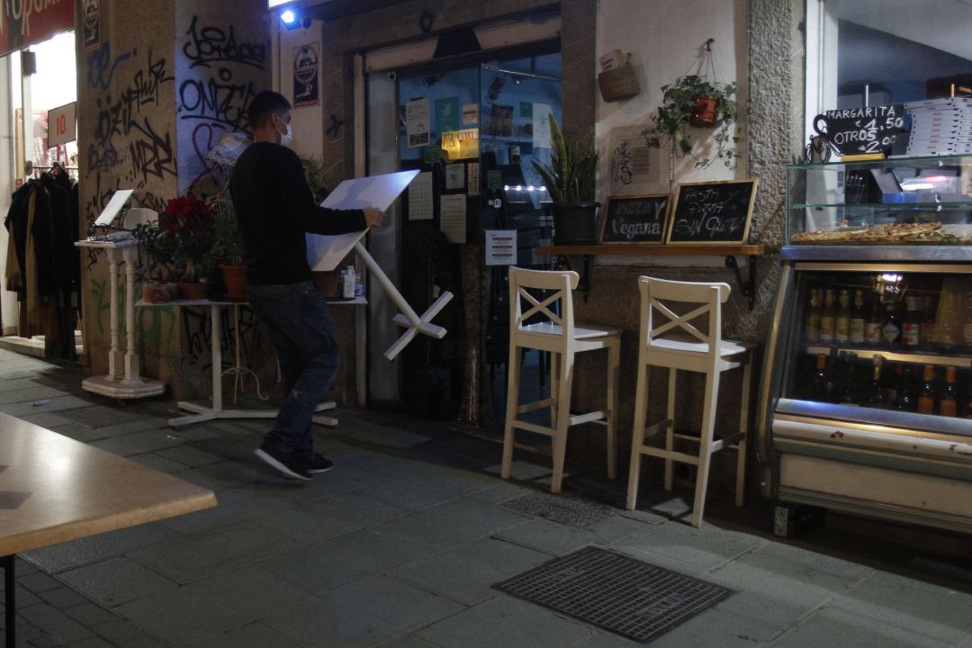 Archivo - Un camarero recoge las mesas de la terraza de una cafetería en Palma. Archivo - Un camarero recoge las mesas de la terraza de una cafetería en Palma.