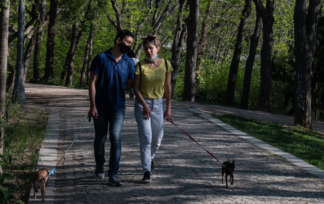 Una pareja paseando. Una pareja paseando.