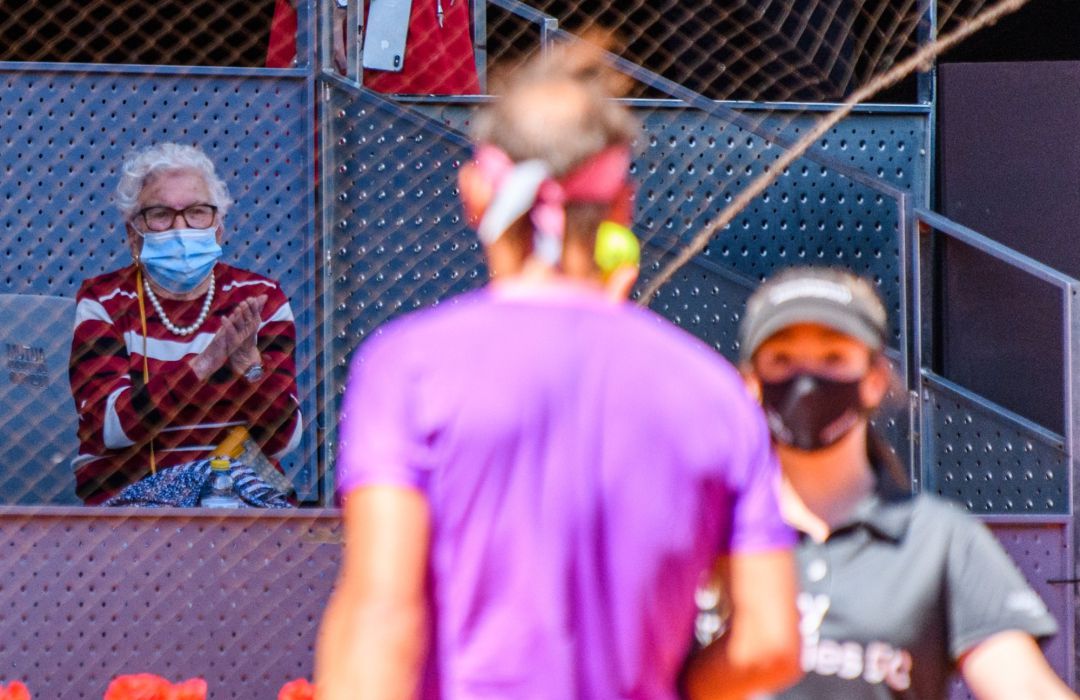 Manuela Navarro Esteban animando a Rafa Nadal desde la grada de la pista Manolo Santana Manuela Navarro Esteban animando a Rafa Nadal desde la grada de la pista Manolo Santana