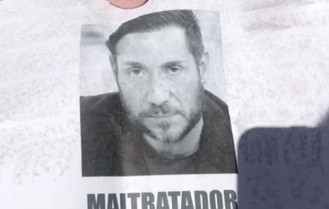 "Maltratador": Rocío Flores denuncia los carteles que han aparecido en Málaga contra Antonio David. "Maltratador": Rocío Flores denuncia los carteles que han aparecido en Málaga contra Antonio David.