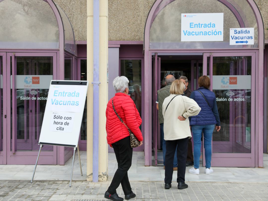 Varias personas acuden al dispositivo puesto en marcha para recibir la primera dosis de vacuna Pfizer contra el Covid-19 en el Hospital de Getafe, Madrid Varias personas acuden al dispositivo puesto en marcha para recibir la primera dosis de vacuna Pfizer contra el Covid-19 en el Hospital de Getafe, Madrid