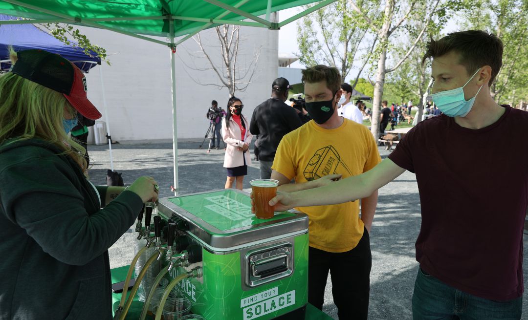 EEUU incentiva con cervezas a los ciudadanos para que acudan a vacunarse. EEUU incentiva con cervezas a los ciudadanos para que acudan a vacunarse.