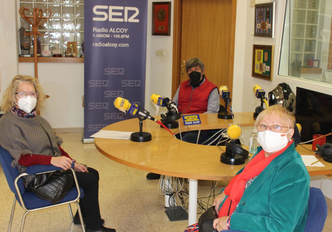 Otilia Satorre, Conchi Albors y Juan Carlos Miró, en los estudios centrales de Radio Alcoy Otilia Satorre, Conchi Albors y Juan Carlos Miró, en los estudios centrales de Radio Alcoy