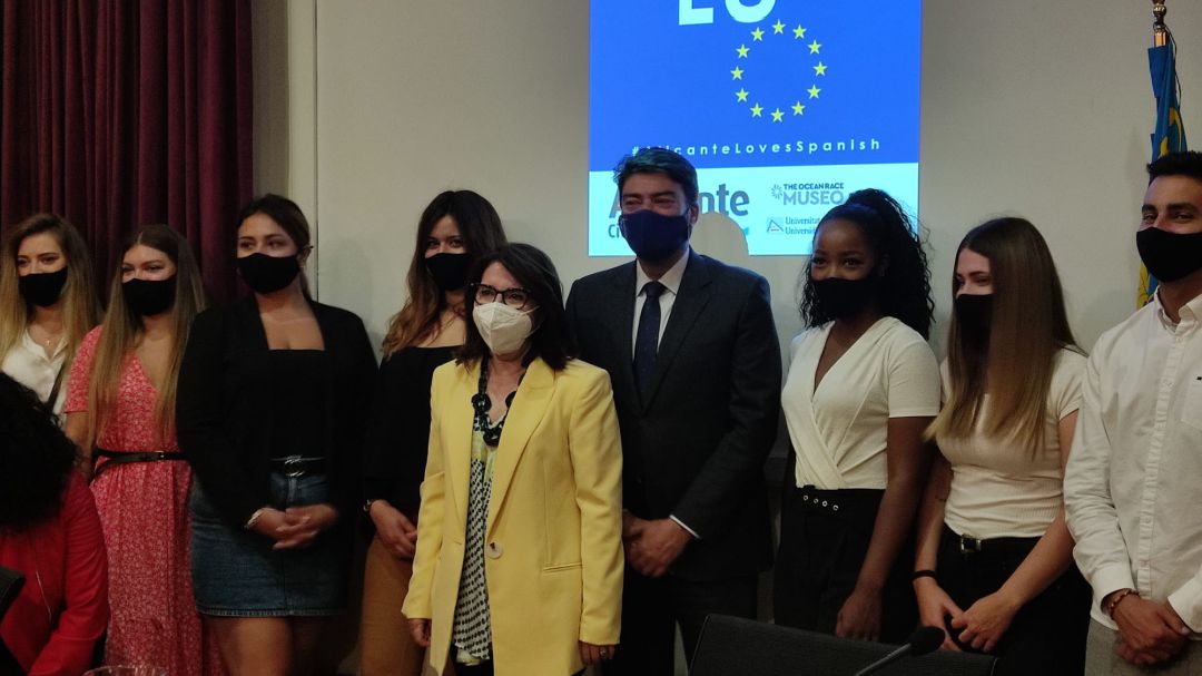 El alcalde Luis Barcala junto a la rectora y alumnos de la UA durante el acto sobre el Día de Europa El alcalde Luis Barcala junto a la rectora y alumnos de la UA durante el acto sobre el Día de Europa