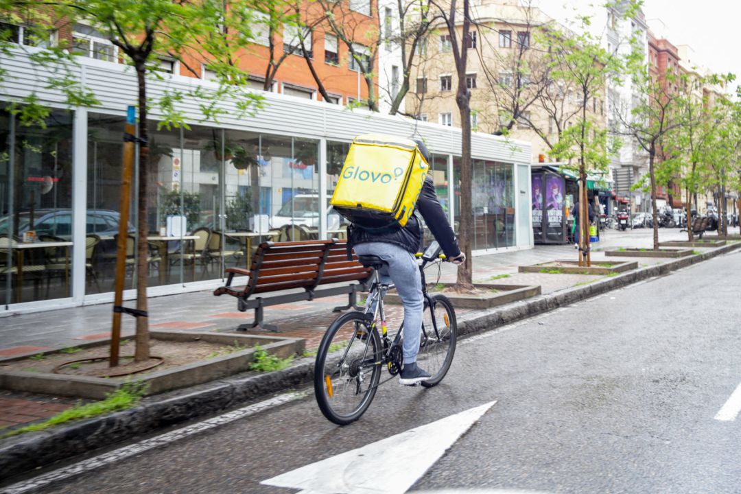 Un repartidor de la empresa Glovo en una imagen de archivo Un repartidor de la empresa Glovo en una imagen de archivo