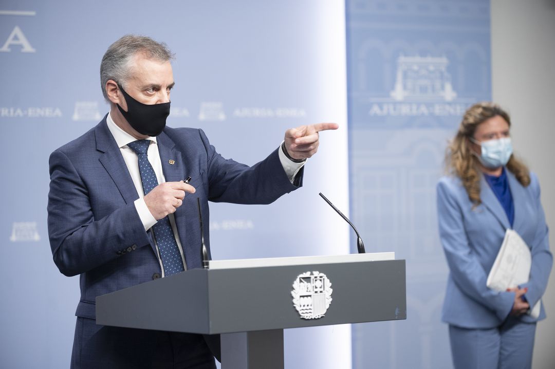 El Lehendakari junto a la consejera de Salud. El Lehendakari junto a la consejera de Salud.
