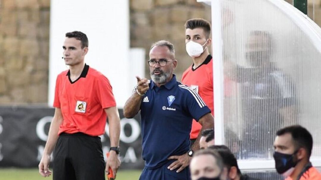 El entrenador del Cádiz CF, Álvaro Cervera, durante un partido de su equipo. El entrenador del Cádiz CF, Álvaro Cervera, durante un partido de su equipo.
