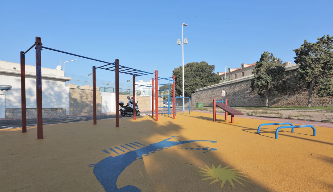 Zona de juegos junto a la Muralla Carlos III Zona de juegos junto a la Muralla Carlos III
