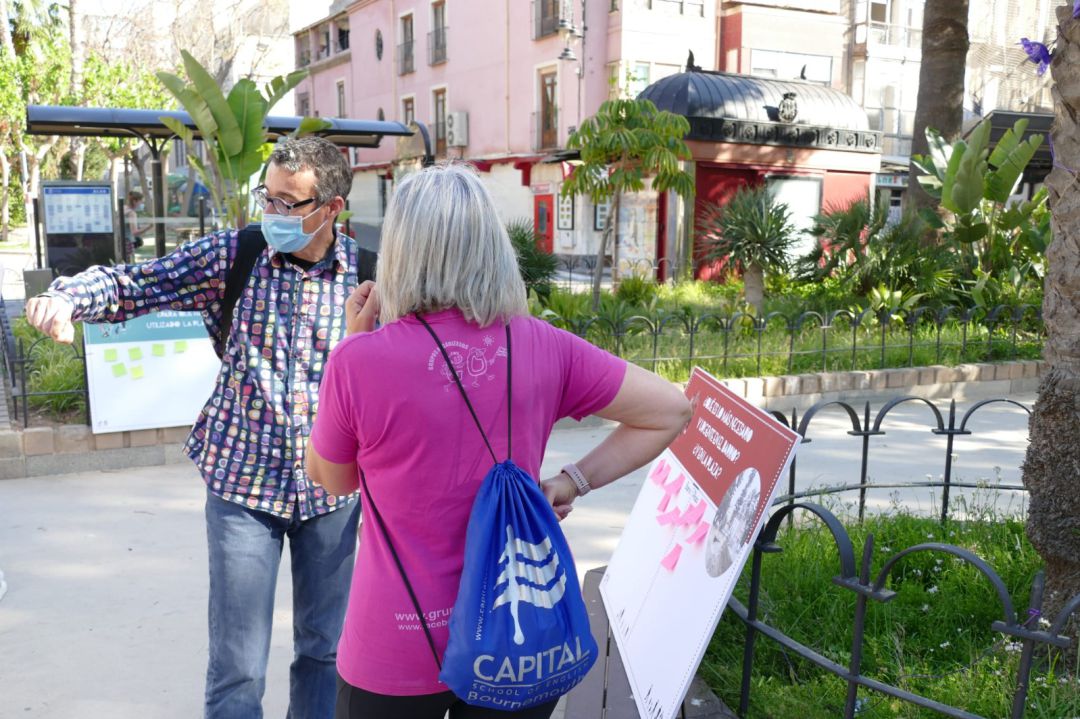 Mesa de participación ciudadana en la plaza del Lago Mesa de participación ciudadana en la plaza del Lago