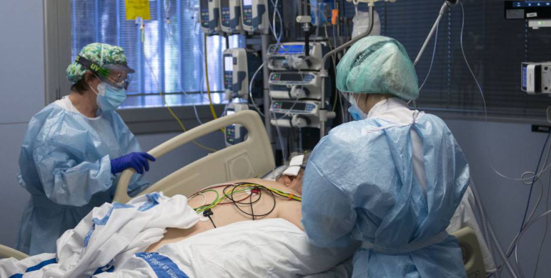 Sanitarias tratan a una persona con Coronavirus Sanitarias tratan a una persona con Coronavirus