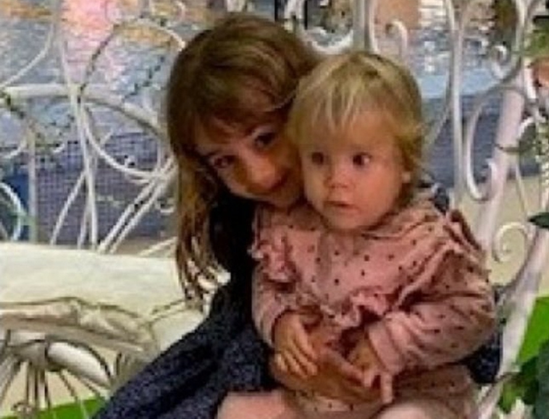 Las niñas desaparecidas, Anna y Olivia, en una imagen difundida a través de redes sociales con el objetivo de que sean reconocidas en cualquier lugar Las niñas desaparecidas, Anna y Olivia, en una imagen difundida a través de redes sociales con el objetivo de que sean reconocidas en cualquier lugar