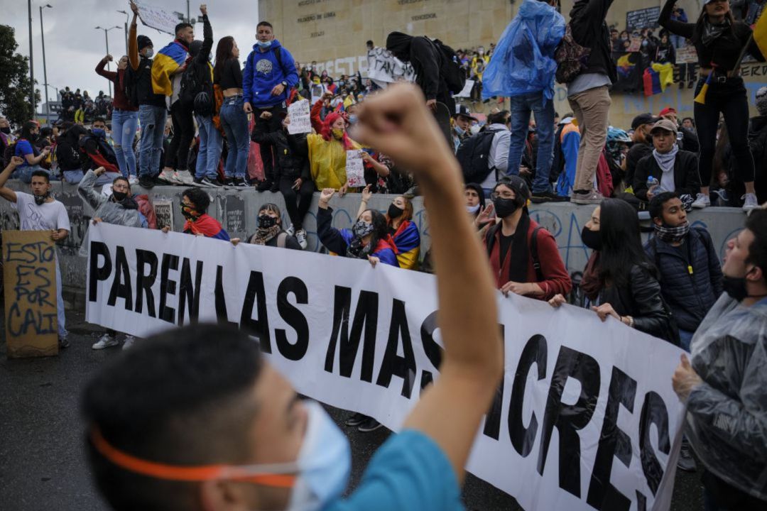 El pueblo colombiano está siendo oprimido por la policía del país El pueblo colombiano está siendo oprimido por la policía del país