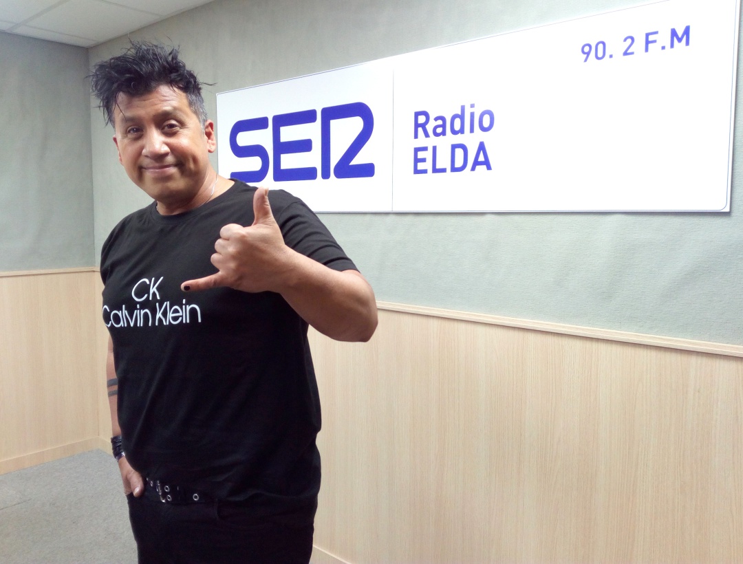 El cantate y productor hispano argentino Leo Falcone, en el estudio de Radio Elda SER El cantate y productor hispano argentino Leo Falcone, en el estudio de Radio Elda SER