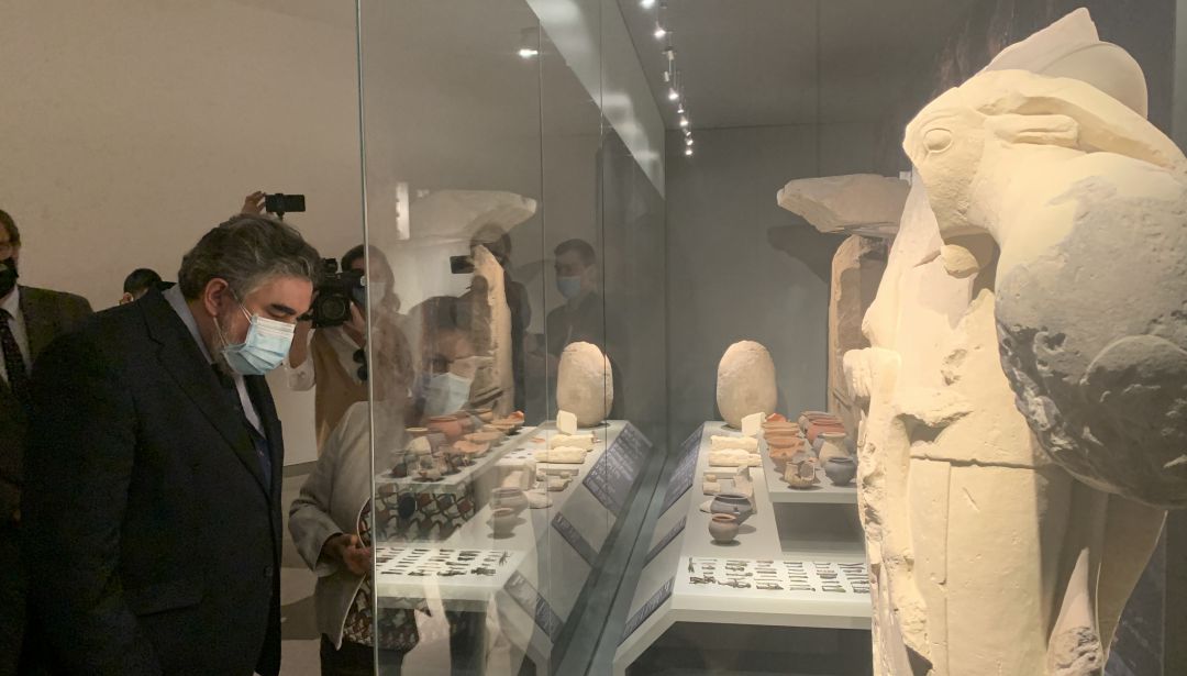 El ministro de Cultura, José Manuel Rodríguez Uribes, atiende las explicaciones de la directora del Museo Íbero, Concha Choclán, durante su visita. El ministro de Cultura, José Manuel Rodríguez Uribes, atiende las explicaciones de la directora del Museo Íbero, Concha Choclán, durante su visita.