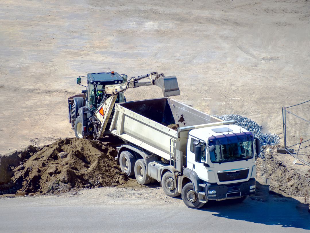 Fallece un trabajador tras volcar su camión y quedar atrapado en Lorca. Fallece un trabajador tras volcar su camión y quedar atrapado en Lorca.