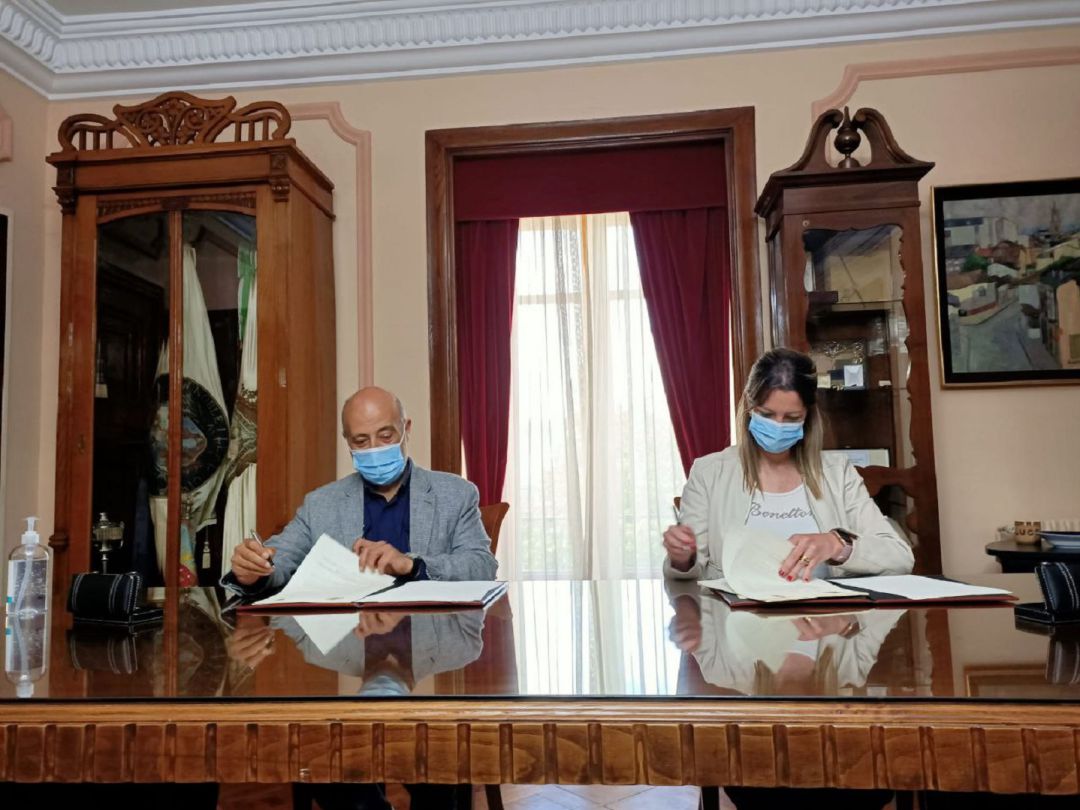 A alcaldesa de Lugo, Lara Méndez, e o presidente da Confederación Hidrográfica, José Antonio Quiroga na sinatura do convenio A alcaldesa de Lugo, Lara Méndez, e o presidente da Confederación Hidrográfica, José Antonio Quiroga na sinatura do convenio