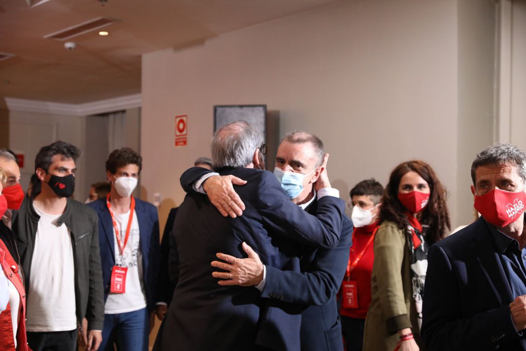 El candidato del PSOE a la Presidencia de la Comunidad de Madrid, Angel Gabilondo, abraza al secretario general del PSOE-M , José Manuel Franco. El candidato del PSOE a la Presidencia de la Comunidad de Madrid, Angel Gabilondo, abraza al secretario general del PSOE-M , José Manuel Franco.