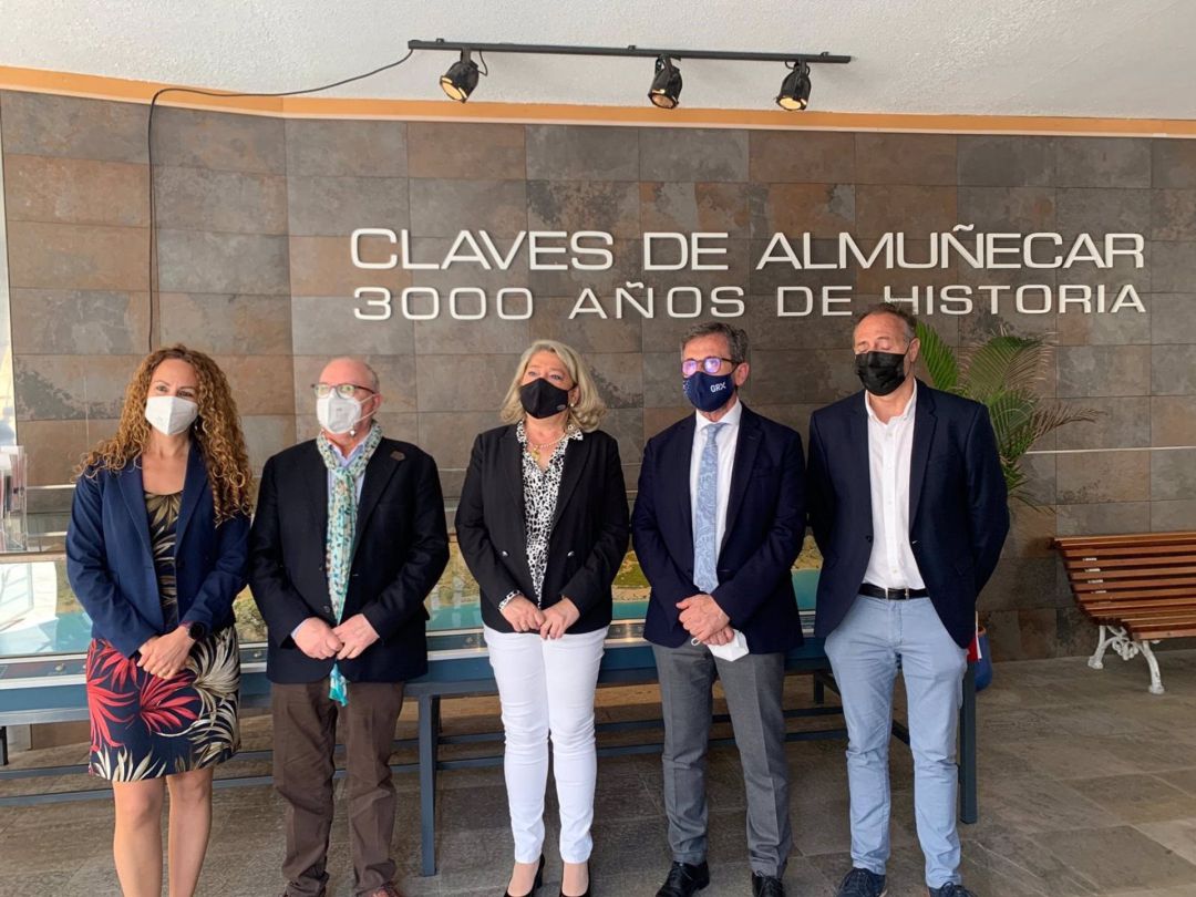 El delegado de turismo de la Junta en Granada, Gustavo Rodriguez, y la alcaldesa de Almuñécar, Trinidad Herrera, asiste junto al sector turístico a la presentación de ayudas económicas de la Junta El delegado de turismo de la Junta en Granada, Gustavo Rodriguez, y la alcaldesa de Almuñécar, Trinidad Herrera, asiste junto al sector turístico a la presentación de ayudas económicas de la Junta