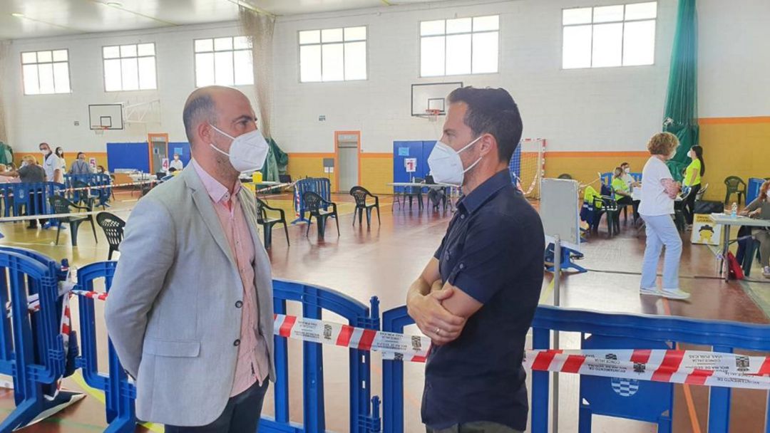Eliseo García, alcalde de Molina de Segura, visita el punto de vacunación masiva instalado en El Romeral Eliseo García, alcalde de Molina de Segura, visita el punto de vacunación masiva instalado en El Romeral