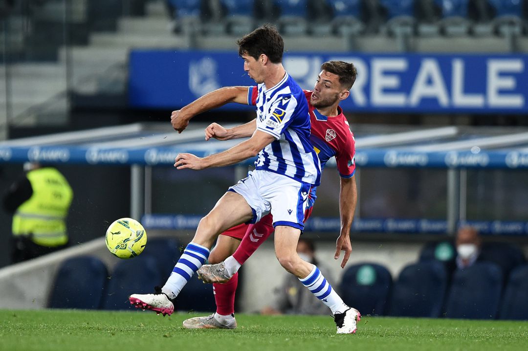 Aritz Elustondo, que hizo un partidazo con gol incluido, corta un balón a Lucas Boyé Aritz Elustondo, que hizo un partidazo con gol incluido, corta un balón a Lucas Boyé