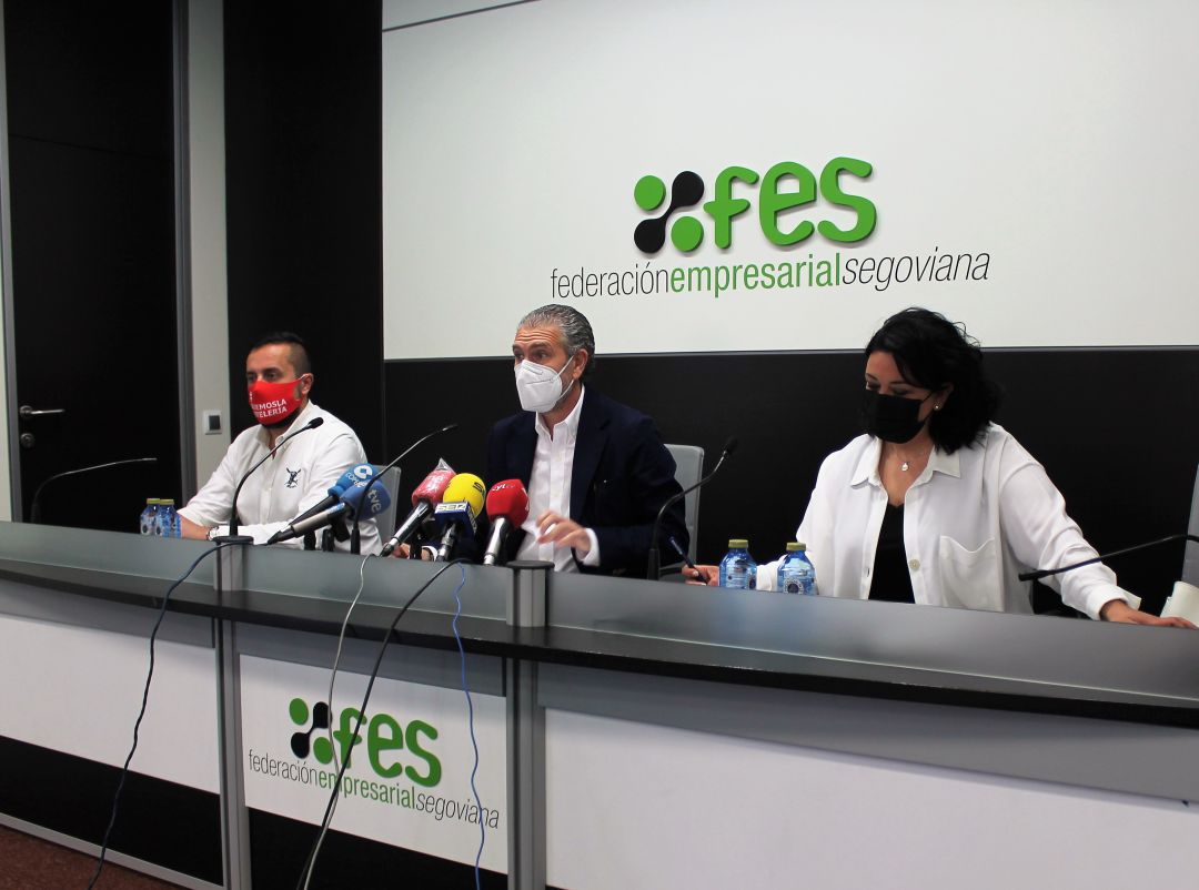 Jesús Castellanos, presidente HOTUSE, Andrés Ortega, presidente FES, y Rocío Ruiz, directora Restaurante José María y presidenta de la comision FES de hostelería Jesús Castellanos, presidente HOTUSE, Andrés Ortega, presidente FES, y Rocío Ruiz, directora Restaurante José María y presidenta de la comision FES de hostelería