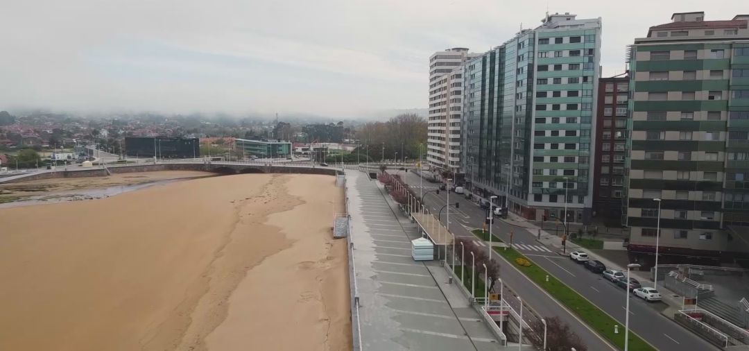 Paseo del Muro de la playa de San Lorenzo (Gijón) durante el confinamiento de marzo de 2020. Paseo del Muro de la playa de San Lorenzo (Gijón) durante el confinamiento de marzo de 2020.