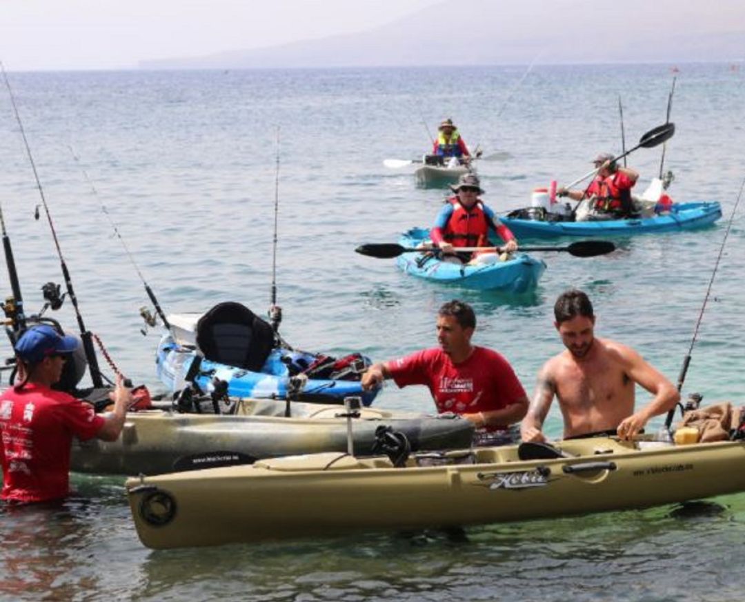 Pescadores a bordo de varios kayak. Pescadores a bordo de varios kayak.