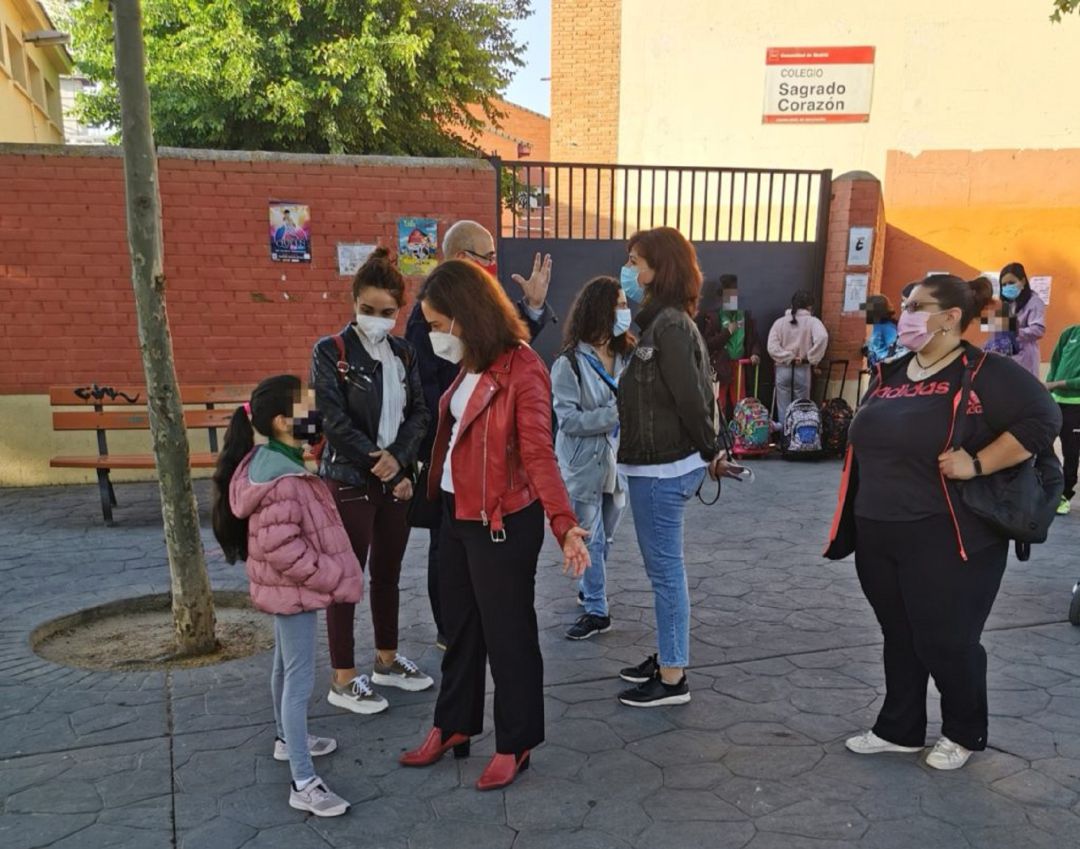 La alcaldesa de Getafe y la concejala de Educación conversan con una niña, participante del 'Camino escolar seguro' puesto en marcha por el ayuntamiento. La alcaldesa de Getafe y la concejala de Educación conversan con una niña, participante del 'Camino escolar seguro' puesto en marcha por el ayuntamiento.
