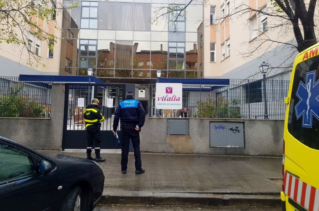 Efectivos de la UME y de la Policía Local de Leganés se preparan para intervenir en una residencia del municipio en marzo de 2020. Efectivos de la UME y de la Policía Local de Leganés se preparan para intervenir en una residencia del municipio en marzo de 2020.