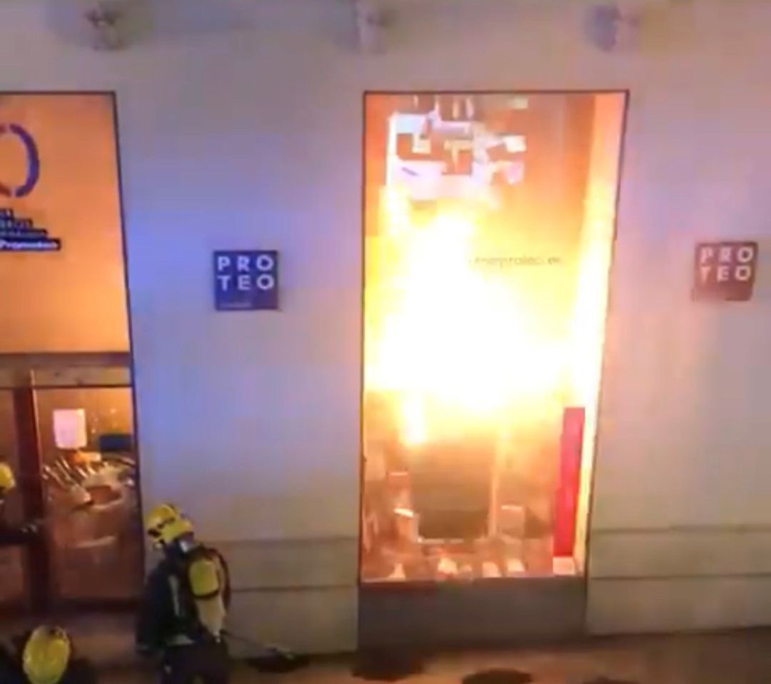 Un momento del incendio captado por algunos usuarios de Twitter Un momento del incendio captado por algunos usuarios de Twitter