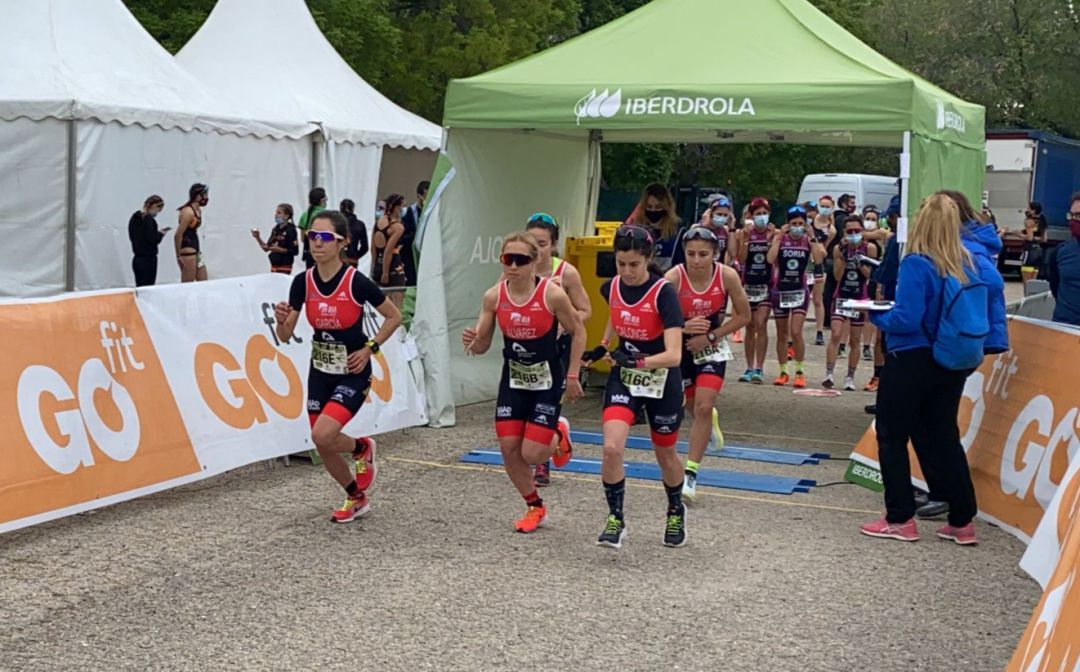 Equipo femenino del Triatlón Soriano, en la reciente prueba de Alcobendas. Equipo femenino del Triatlón Soriano, en la reciente prueba de Alcobendas.