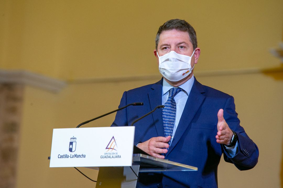 El jefe del Ejecutivo autonómico, Emiliano García-Page, preside el acto de firma del protocolo con la Diputación Provincial de Guadalajara para garantizar la inversión en consultorios locales de la provincia, en la iglesia de Santo Domingo en Cifuentes. El jefe del Ejecutivo autonómico, Emiliano García-Page, preside el acto de firma del protocolo con la Diputación Provincial de Guadalajara para garantizar la inversión en consultorios locales de la provincia, en la iglesia de Santo Domingo en Cifuentes.