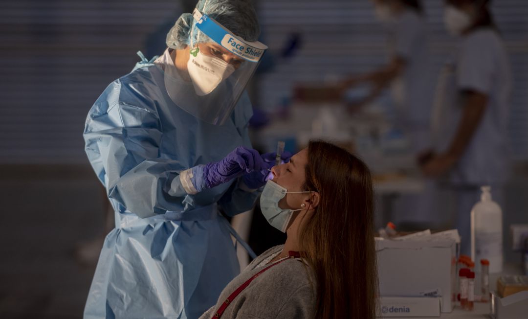 Una sanitaria realizando una PCR. Una sanitaria realizando una PCR.