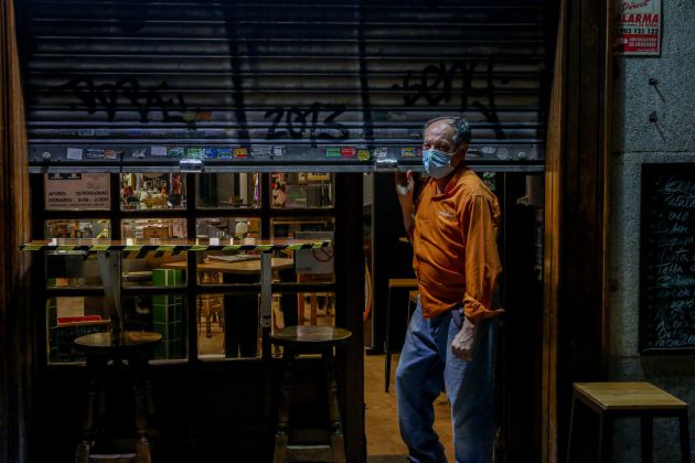 Un hombre cierra su restaurante el día en el que se adelanta el cierre de hostelería a las 22.00h, en Madrid (España), a 18 de enero de 2021 Un hombre cierra su restaurante el día en el que se adelanta el cierre de hostelería a las 22.00h, en Madrid (España), a 18 de enero de 2021