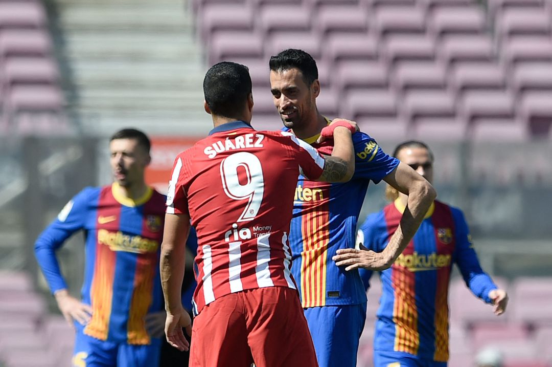Suárez, charlando con sus excompañeros Suárez, charlando con sus excompañeros