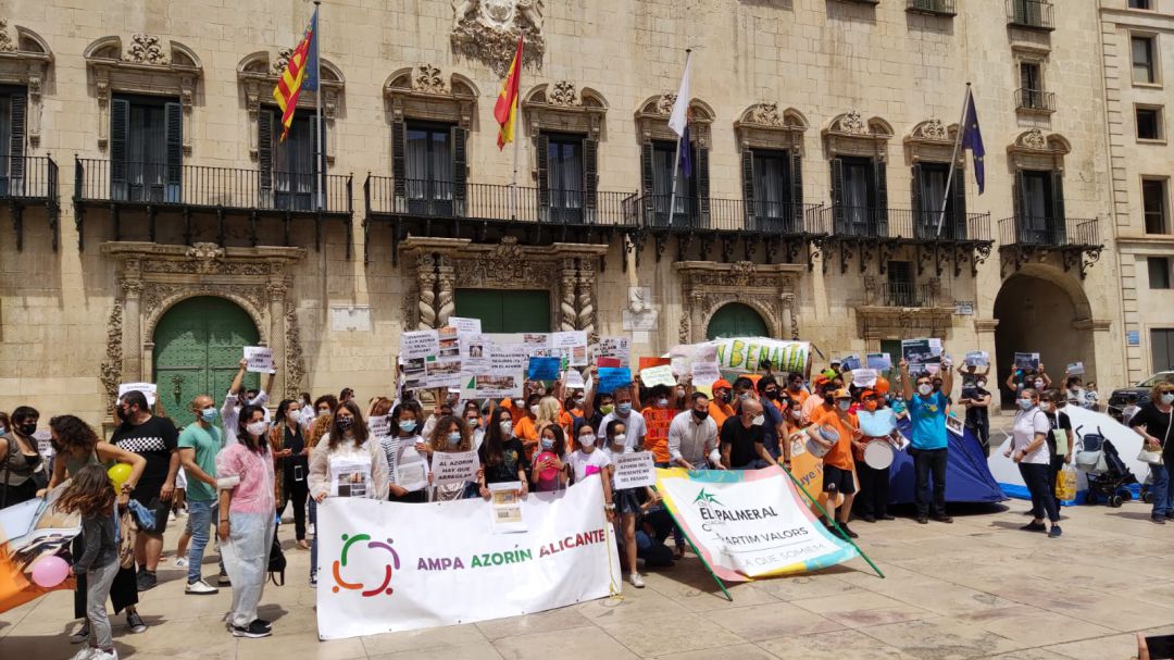 Concentración de las AMPAS en la Plaza del Ayuntamiento de Alicante Concentración de las AMPAS en la Plaza del Ayuntamiento de Alicante