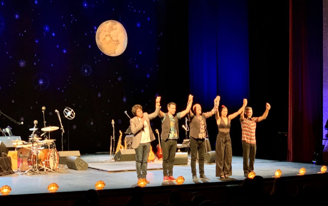 De izquierda a derecha: Diego Villegas, Javi Ruibal, Javier Ruibal, Lucía Ruibal y José Recacha, en el Teatro Falla de Cádiz De izquierda a derecha: Diego Villegas, Javi Ruibal, Javier Ruibal, Lucía Ruibal y José Recacha, en el Teatro Falla de Cádiz