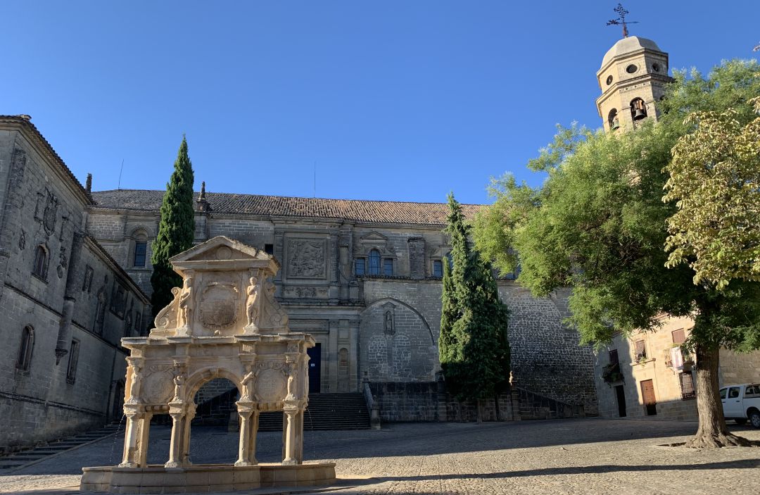 Plaza de Santa María con la Catedral de la Natividad de Nuestra Señora al fondo, en Baeza Plaza de Santa María con la Catedral de la Natividad de Nuestra Señora al fondo, en Baeza